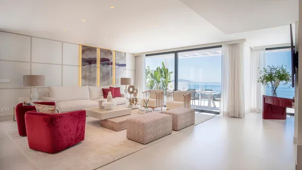 Impressive sky villa with views of the cliffs