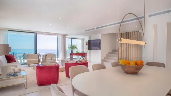 Impressive sky villa with views of the cliffs