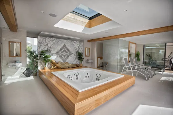 A paradisiacal villa, with all luxury details, on the Mediterranean coast of Estepona