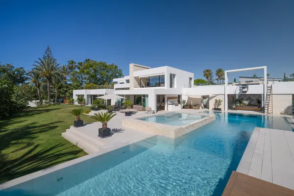 A paradisiacal villa, with all luxury details, on the Mediterranean coast of Estepona