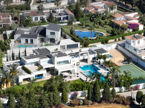 A paradisiacal villa, with all luxury details, on the Mediterranean coast of Estepona
