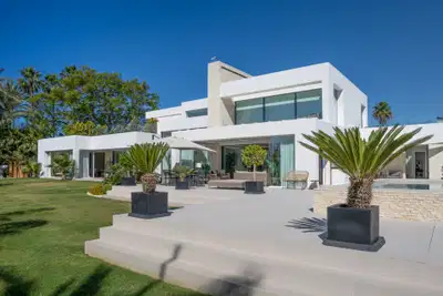 A paradisiacal villa, with all luxury details, on the Mediterranean coast of Estepona