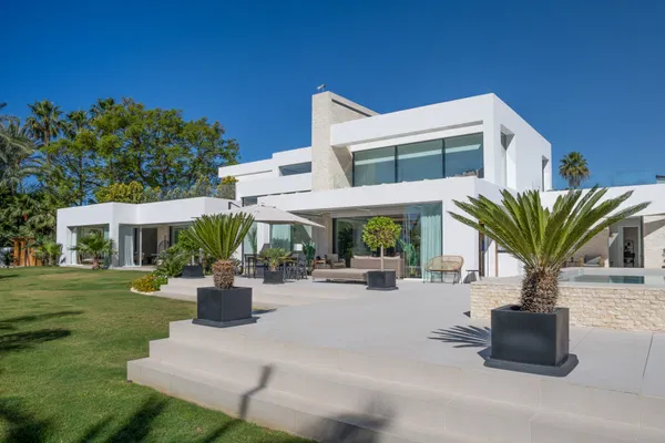 A paradisiacal villa, with all luxury details, on the Mediterranean coast of Estepona