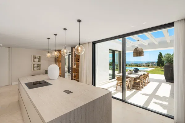 Splendorous Mediterranean style luxury villa with panoramic views in El Herrojo, Benahavís
