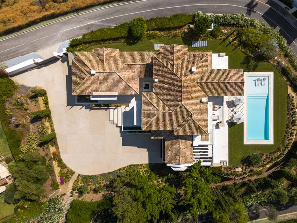 Splendorous Mediterranean style luxury villa with panoramic views in El Herrojo, Benahavís