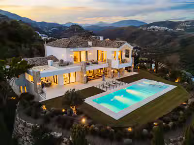 Splendorous Mediterranean style luxury villa with panoramic views in El Herrojo, Benahavís