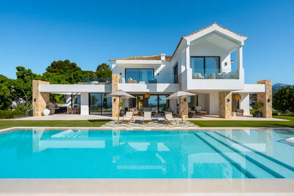 Splendorous Mediterranean style luxury villa with panoramic views in El Herrojo, Benahavís