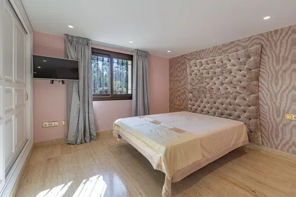 Magnificent large villa with incredible panoramic views located in the prestigious El Herrojo, Benahavis