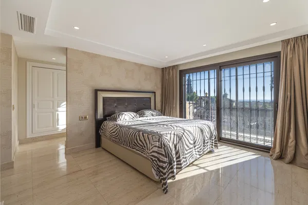 Magnificent large villa with incredible panoramic views located in the prestigious El Herrojo, Benahavis