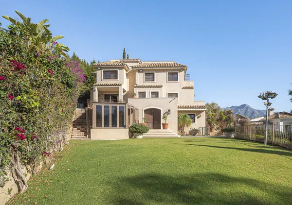 Magnificent large villa with incredible panoramic views located in the prestigious El Herrojo, Benahavis