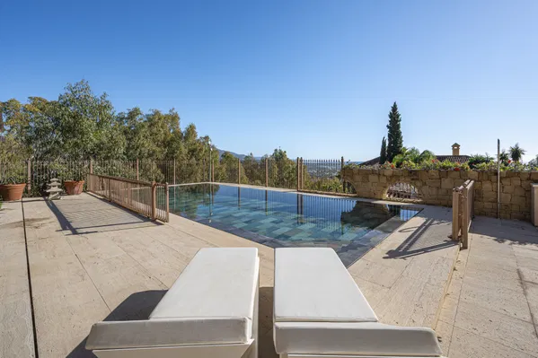 Magnificent large villa with incredible panoramic views located in the prestigious El Herrojo, Benahavis