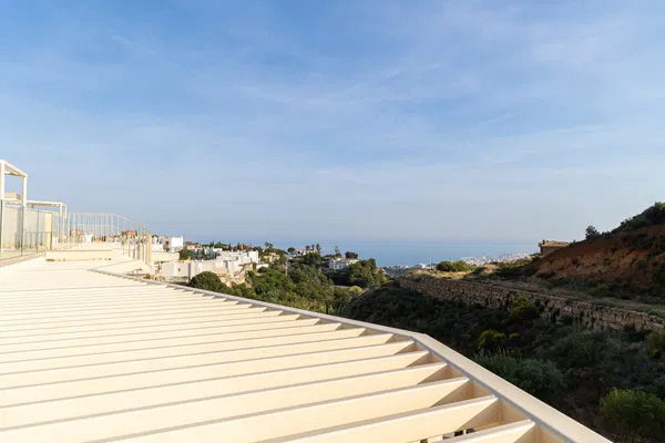Cozy penthouse with spectacular sea views and immediate delivery