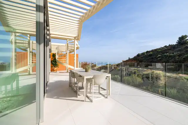 Cozy penthouse with spectacular sea views and immediate delivery