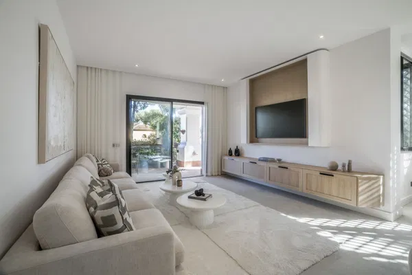 Corner apartment in one of the most sought after communities in Sierra Blanca, close to the Golden Mile, Marbella