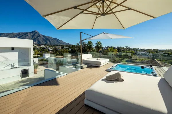 Impressive villa in prime frontline golf location in Aloha, Nueva Andalucia