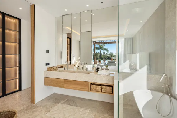 Impressive villa in prime frontline golf location in Aloha, Nueva Andalucia