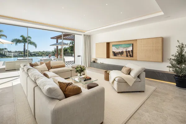 Impressive villa in prime frontline golf location in Aloha, Nueva Andalucia