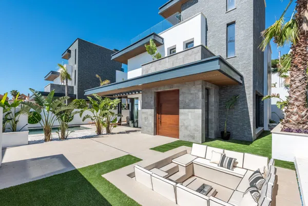 Stunning villa with rooftop solarium and spectacular views in Riviera del Sol