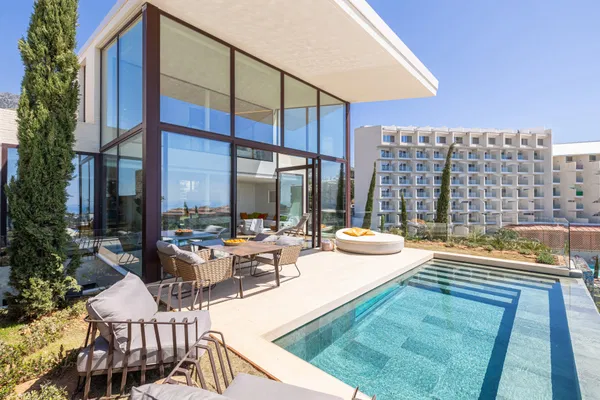 Unique villa in a development with 5-star hotel services and security in El Higuerón, Fuengirola