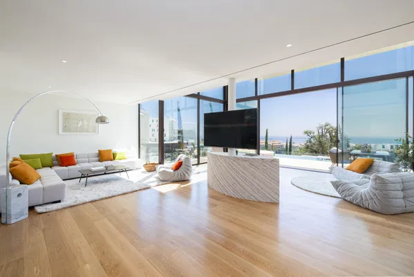 Unique villa in a development with 5-star hotel services and security in El Higuerón, Fuengirola