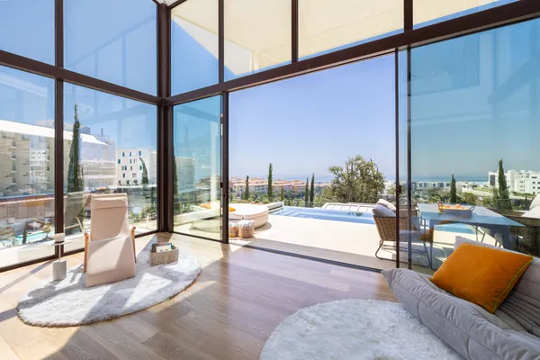Unique villa in a development with 5-star hotel services and security in El Higuerón, Fuengirola
