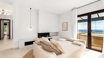 Exclusive villa with unparalleled views in El Rosario, Marbella East