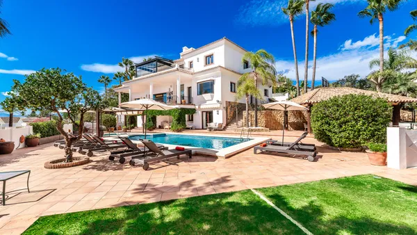 Exclusive villa with unparalleled views in El Rosario, Marbella East