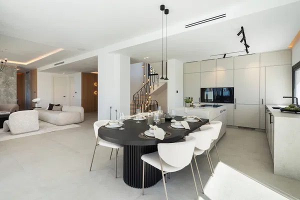 Modern villa with Mediterranean elegance in Los Arqueros, Benahavís