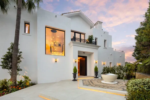 Modern villa with Mediterranean elegance in Los Arqueros, Benahavís