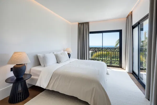Modern villa with Mediterranean elegance in Los Arqueros, Benahavís