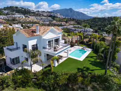 Modern villa with Mediterranean elegance in Los Arqueros, Benahavís