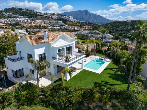 Modern villa with Mediterranean elegance in Los Arqueros, Benahavís