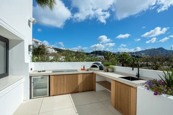 Modern villa with Mediterranean elegance in Los Arqueros, Benahavís