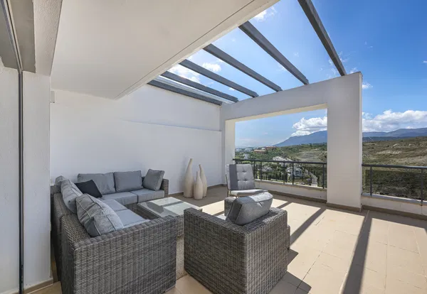 Penthouse in a privileged setting with panoramic views of the sea and golf course in Los Flamingos, Benahavís