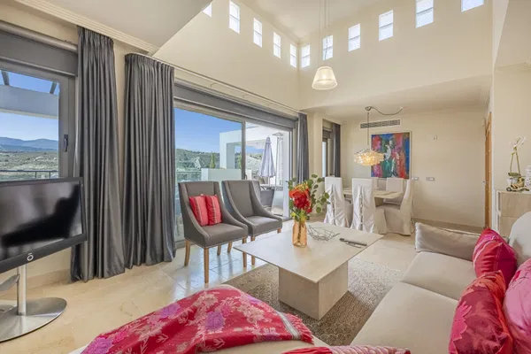 Penthouse in a privileged setting with panoramic views of the sea and golf course in Los Flamingos, Benahavís