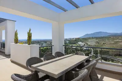 Penthouse in a privileged setting with panoramic views of the sea and golf course in Los Flamingos, Benahavís