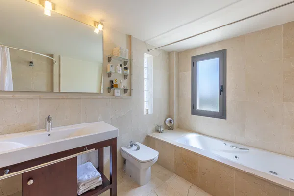 Penthouse in a privileged setting with panoramic views of the sea and golf course in Los Flamingos, Benahavís