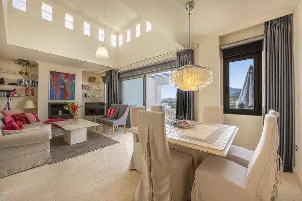 Penthouse in a privileged setting with panoramic views of the sea and golf course in Los Flamingos, Benahavís