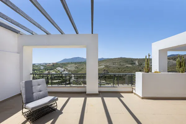Penthouse in a privileged setting with panoramic views of the sea and golf course in Los Flamingos, Benahavís