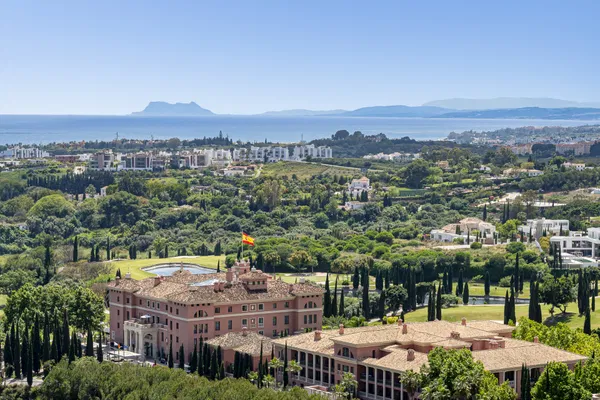 Penthouse in a privileged setting with panoramic views of the sea and golf course in Los Flamingos, Benahavís