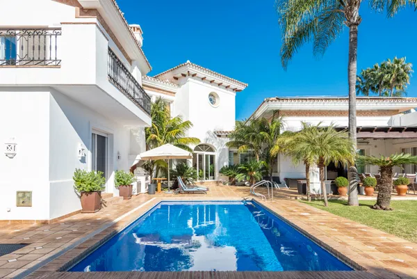 Elegant villa with Andalusian style in Sierra Blanca