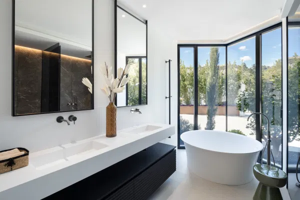 Villa with open panoramic views to the sea, in Real de La Quinta, Benahavis