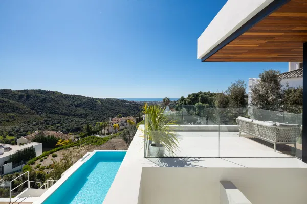 Villa with open panoramic views to the sea, in Real de La Quinta, Benahavis