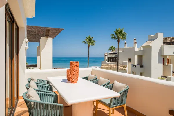 Contemporary seafront penthouse with rooftop terrace in Bahía del Velerín, Estepona