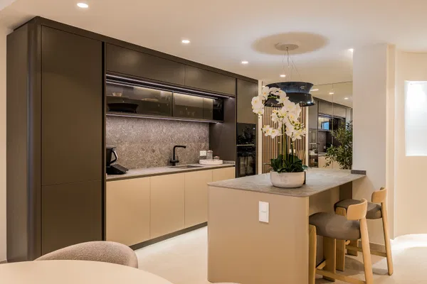 Contemporary seafront penthouse with rooftop terrace in Bahía del Velerín, Estepona