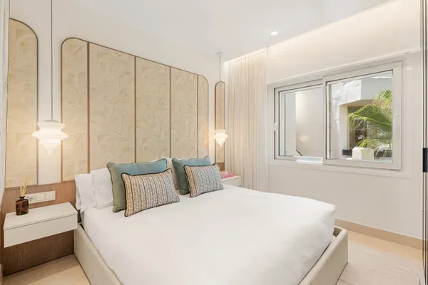 Contemporary seafront penthouse with rooftop terrace in Bahía del Velerín, Estepona