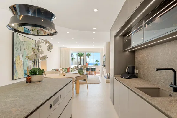 Contemporary seafront penthouse with rooftop terrace in Bahía del Velerín, Estepona