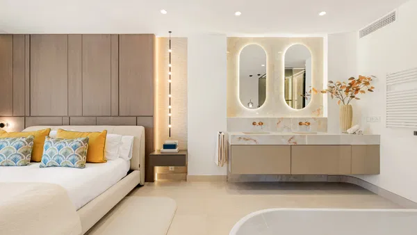 Contemporary seafront penthouse with rooftop terrace in Bahía del Velerín, Estepona