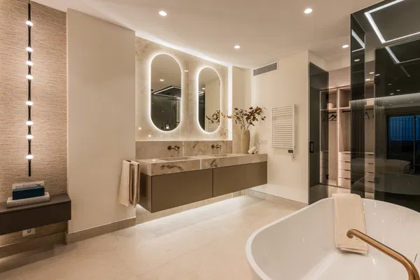 Contemporary seafront penthouse with rooftop terrace in Bahía del Velerín, Estepona