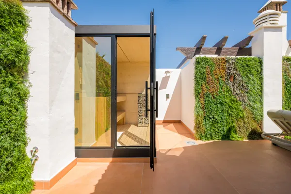 Contemporary seafront penthouse with rooftop terrace in Bahía del Velerín, Estepona